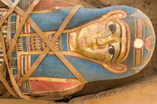Российскими археологами найдена в Египте мумия с позолоченной маской