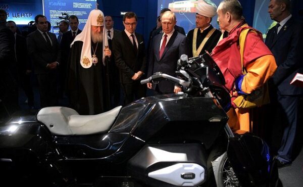 Российский оружейный концерн представил Путину и Патриарху Кирилллу мотобайк собственной разработки