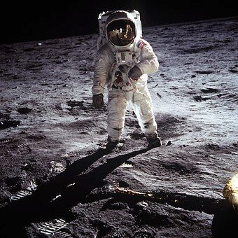 Российский ученый: NASA искали на Луне «некие сущности»