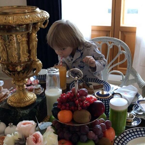 Рудковская показала шикарно накрытый стол и завтракающего сына
