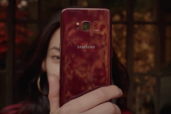 Samsung выпустил обновленный Galaxy S8 винно-красной расцветки