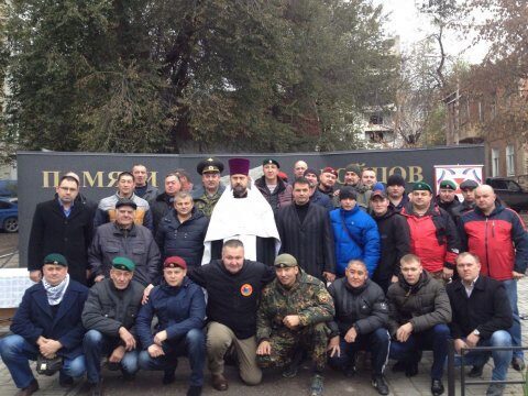 Саратовских ветеранов-разведчиков поздравили у памятника погибшим спецназовцам
