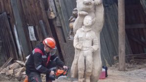 Скульптор из Подпорожья вырезал Путина с медведем из тополя