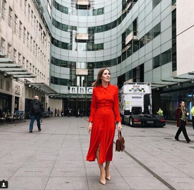 Собчак прогулялась по Лондону в элегантном красном платье