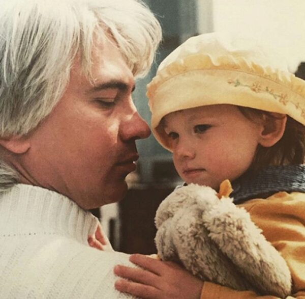 Средняя дочь Дмитрия Хворостовского разместила в сети архивные фото с отцом