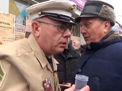 Телеведущий в форме американского военного собирал биоматериал в центре Москвы