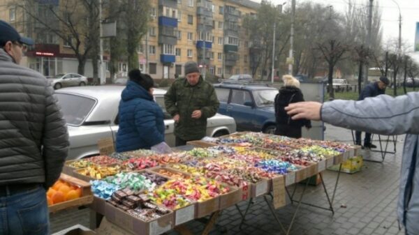 У уличных торговцев в Липецке отняли конфеты