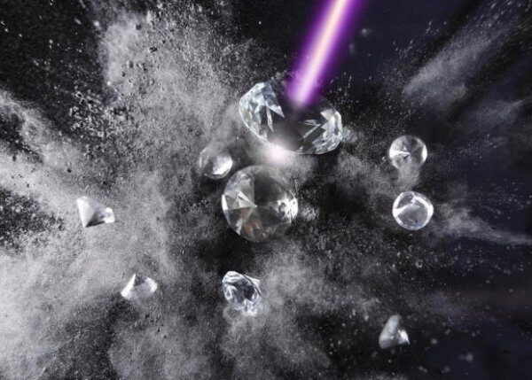 Учёные научились превращать алмазы в графит с помощью лазера