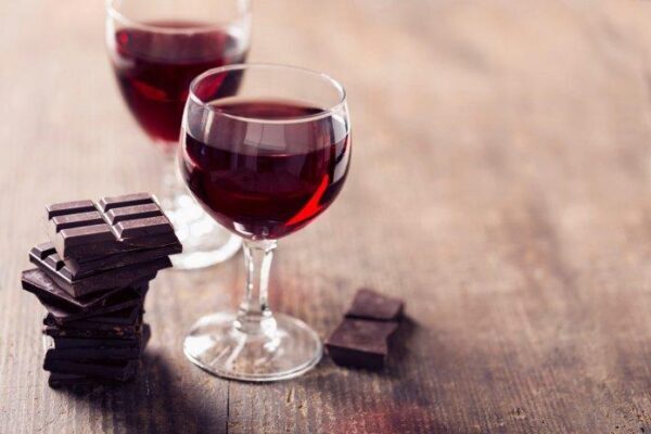Ученые: вино и шоколад могут противостоять морщинам