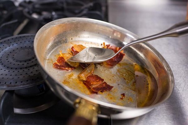Ученые запрещают тушить продукты на открытой сковороде