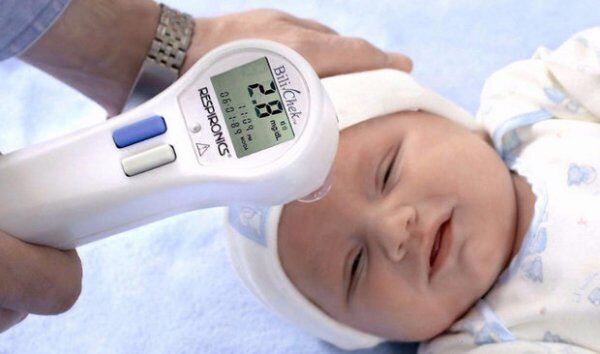 Ученые: Желтуха новорожденных лечится с помощью пижамы с подсветкой