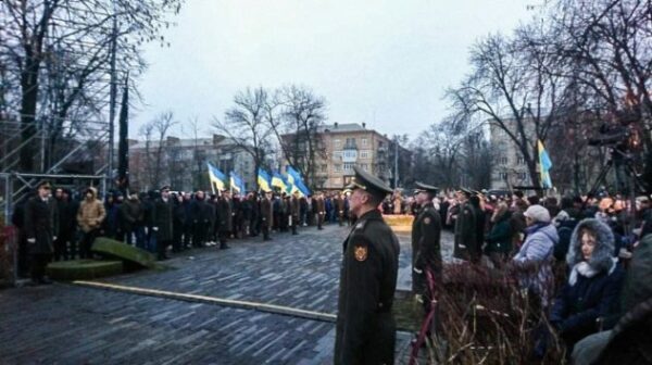 Украинский солдат упал в оброк во время почётного караула в Киеве