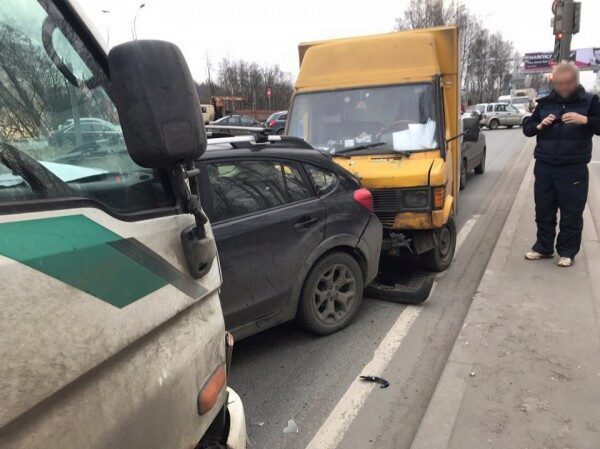 В аварии у поста ДПС на Выборгском шоссе столкнулись 7 автомобилей