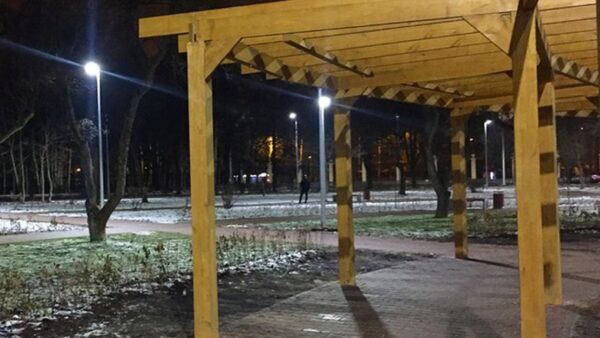В Автозаводском районе на площади Киселева за день сломались новые качели