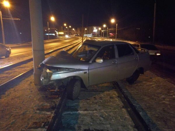 В Барнауле водитель ВАЗ-2110 вылетел на рельсы и сбежал с места ДТП