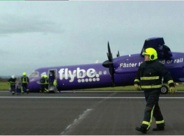 В Белфасте пассажирский самолет совершил посадку без переднего шасси