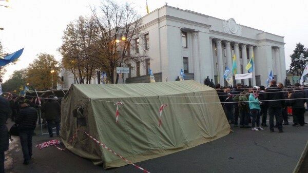 В центре Киева загорелся домик в палаточном городке возле ВРУ