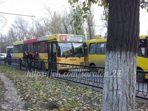 В час пик у «Тау Галереи» в Саратове столкнулись два автобуса