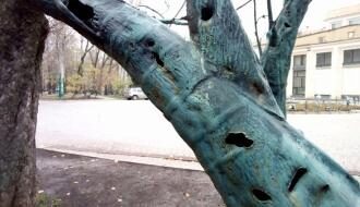 В Донецке в парке кованных фигур неизвестные вырезают экспонаты