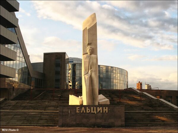 В Екатеринбурге подожгли памятник Ельцину