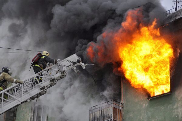 В Испании во время пожара погибла женщина, 32 человека пострадали