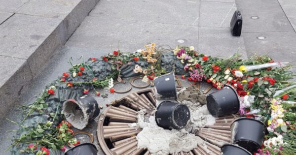 В Киеве коммунальщики очистили от цемента Вечный огонь