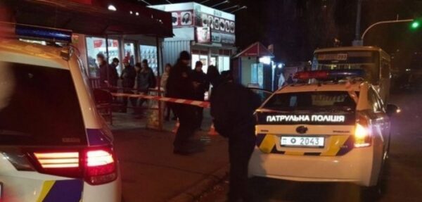 В Киеве на остановке застрелился мужчина