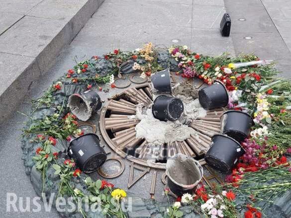 В Киеве вандалы залили цементом Вечный огонь (ФОТО)