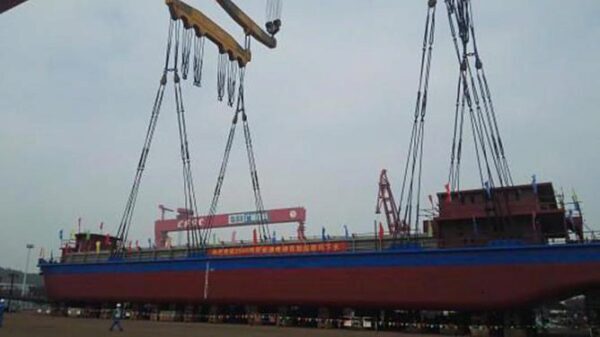 В Китае спустили на воду первый в мире корабль на электроэнергии