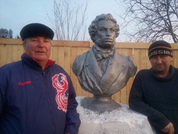 В Лесном пенсионер установил памятник Пушкину. Бюст поэта его сын нашел в куче мусора