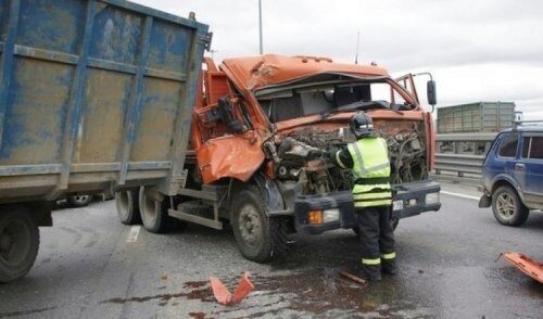 В Липецкой области КамАЗ снес автобус с дорожниками