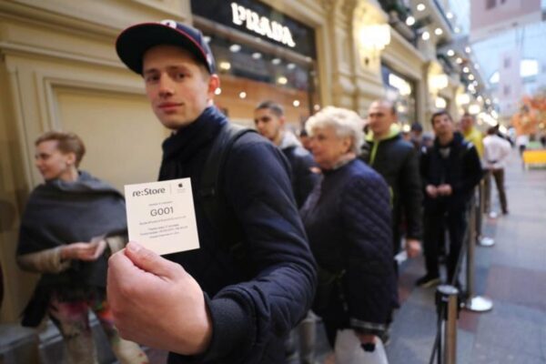 В Москве очередь за новым iPhone X образовалась за 2 дня до старта продаж