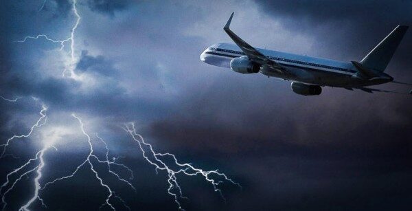 В Нидерландах самолёт KLM во время взлёта поразила молния