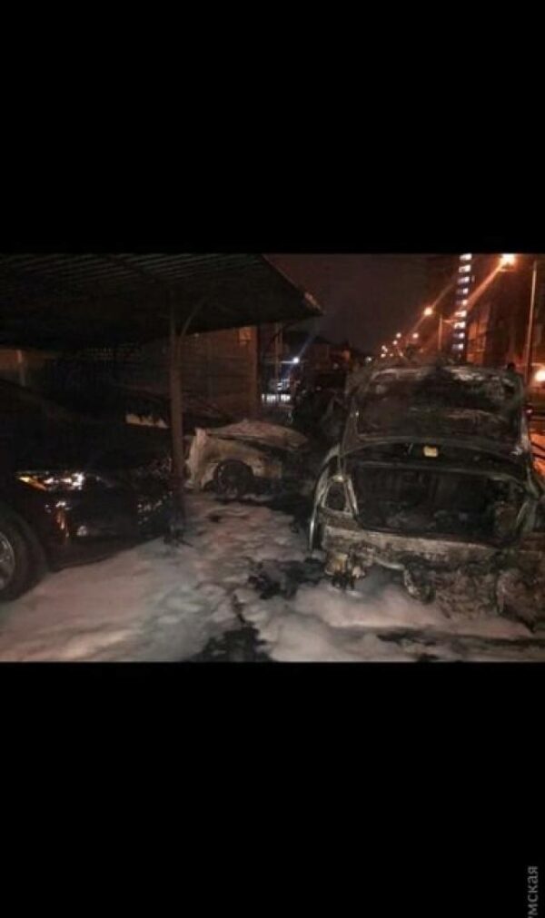 В Одессе за ночь из-за поджогов сгорели 18 автомобилей