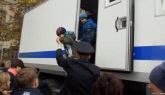 В оккупированном Севастополе в день МВД РФ дети сидели в автозаке