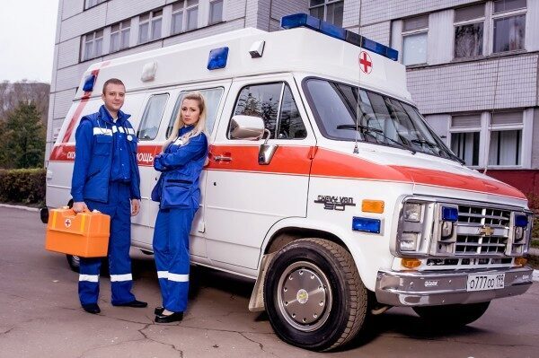 В Омске пьяные мужчины сломали нос врачу скорой помощи