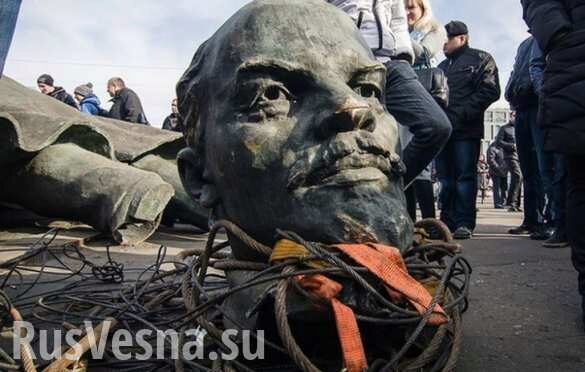 «В память о голодоморе» на Украине разбили голову памятника Ленину (ФОТО, ВИДЕО)