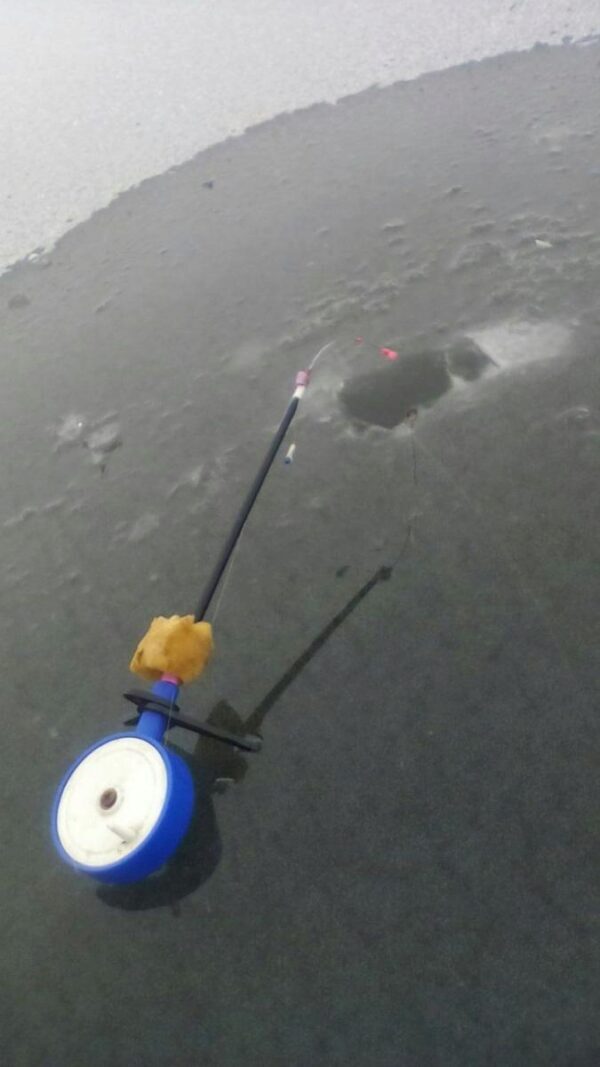 В Пензенской области рыбаки проверяют прочность льда