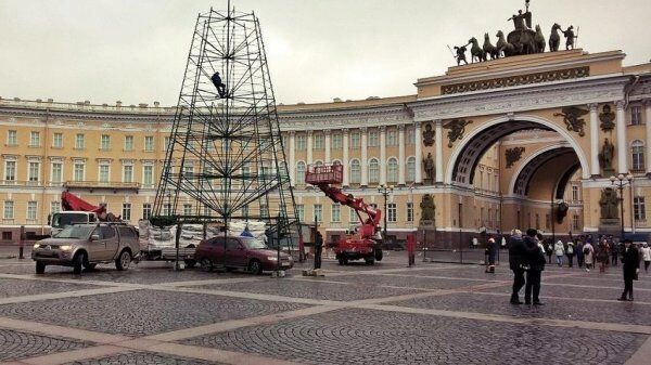 В Петербурге начали устанавливать главную елку