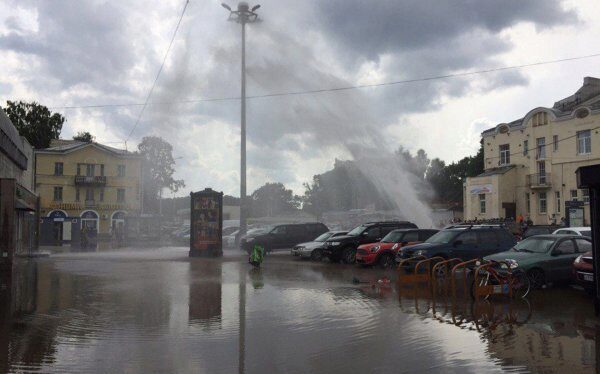 В Петербурге забил фонтан кипятка высотой в 7 этажей