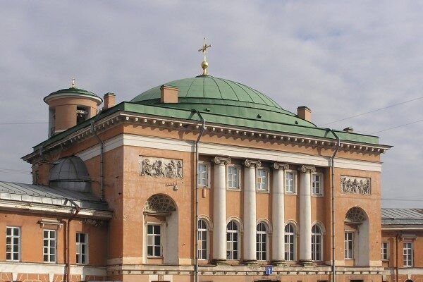 В Питере у Конюшенного ведомства поехала крыша: опубликованы фотофакты