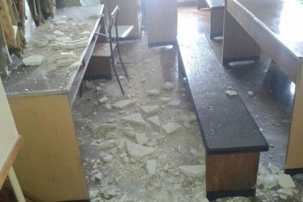 В Ростове-на-Дону в школе потолок обвалился во время урока
