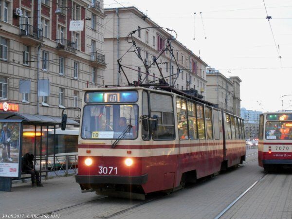 В Санкт-Петербурге под трамвай попал 13-летний школьник