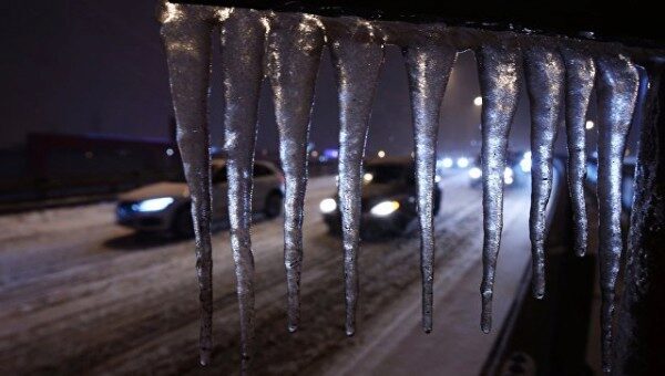 В Саратове женщина угодила в больницу после падения сосульки на голову