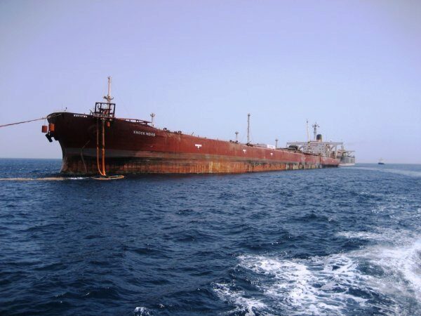 В Средиземном море танкер с нефтью сел на мель