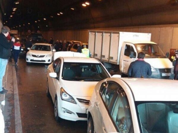 В тоннеле Сочи произошла крупная авария с участием 10 автомобилей