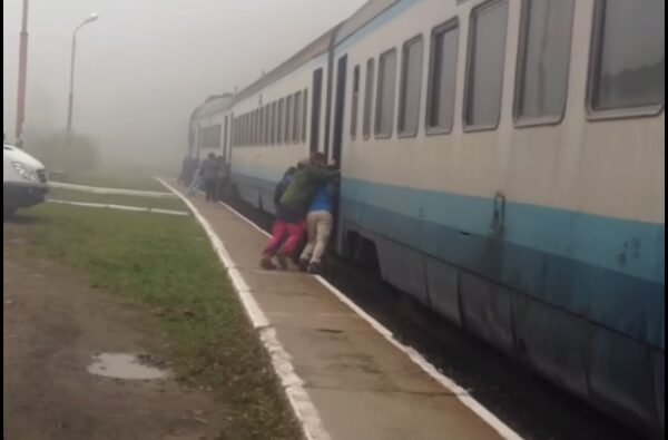 В Украине пассажирам пришлось толкать поезд