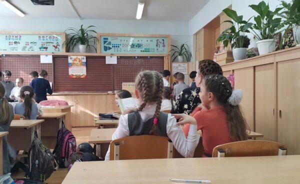 В украинской школе учительница заклеила детям рты скотчем