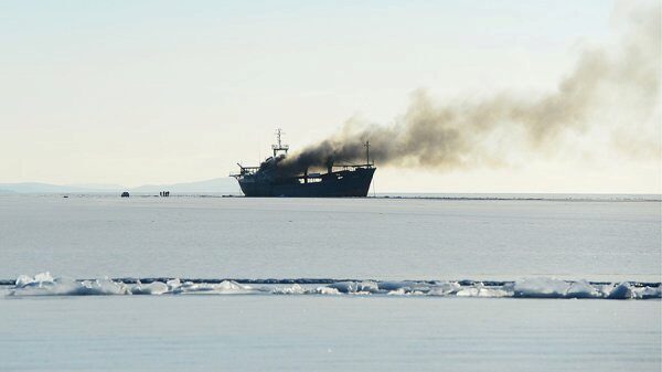 В Японском море загорелось судно с моряками из России