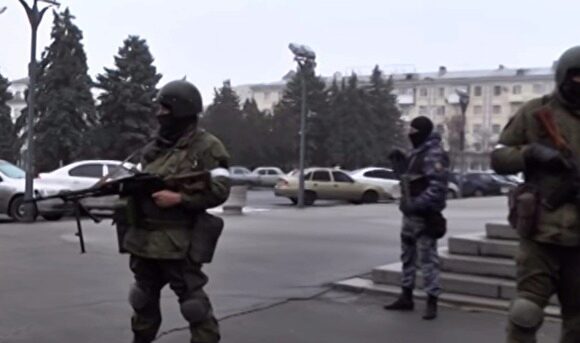 В центре Луганска вооруженные люди блокировали административные здания